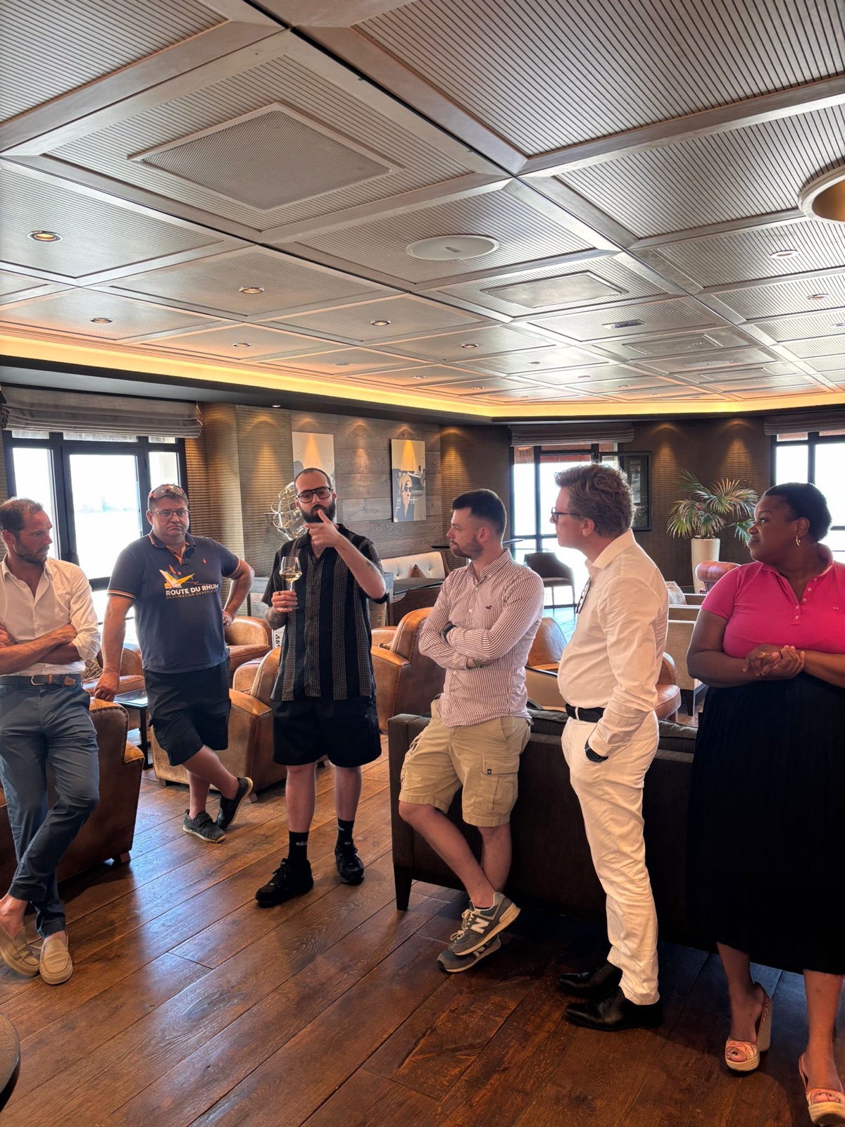 Échange entre dirigeants au Frégate Club